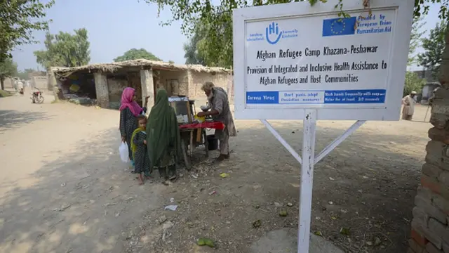Campo de refugiados afegãos em Peshawar, no Paquistão