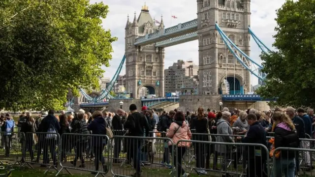 লন্ডনের টাওয়ার ব্রিজের কাছে মানুষের লাইন