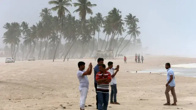 قتل شخص واحد في عمان بسبب الإعصار.