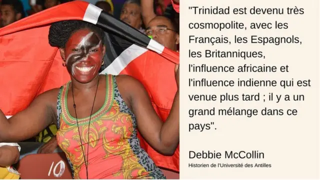Une fille de Trinidad, en sourire avec le drapeau national.