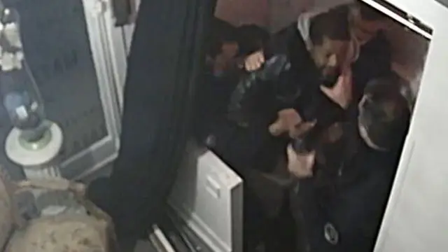 Görüntülerde, üç polis memurunun, Zecler'i tekme ve yumruklarla dakikalarca dövdüğü görülüyor.