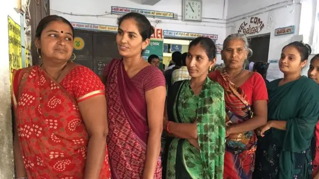 મતદાન માટે ઊભેલી મહિલાઓ