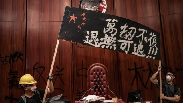 周一有示威者闯进立法会大楼破坏,但有温和民主派人士忧虑示威者的激进行动会适得其反。