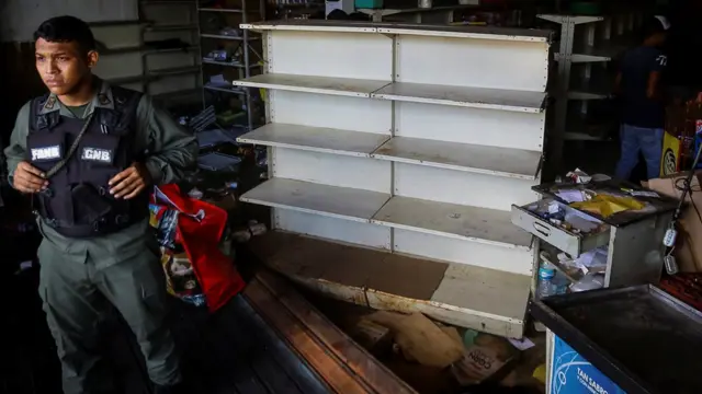 Un soldado en un negocio saqueado