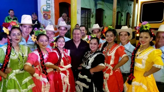 Pilo Tejeda, exvocalista de Banda Blanca con un grupo de folclore hondureño.