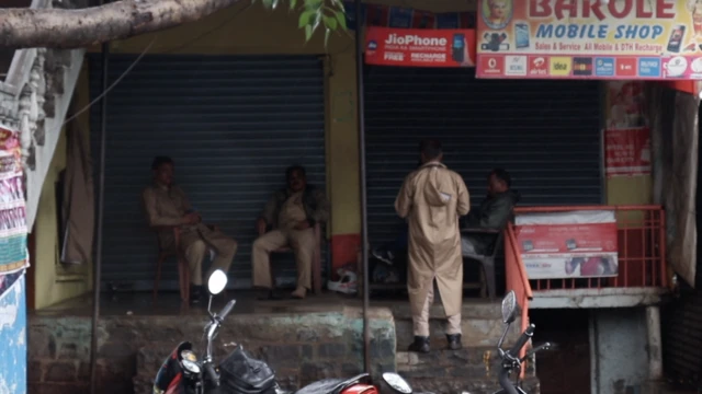 గ్రామంలో పోలీస్ పహరా