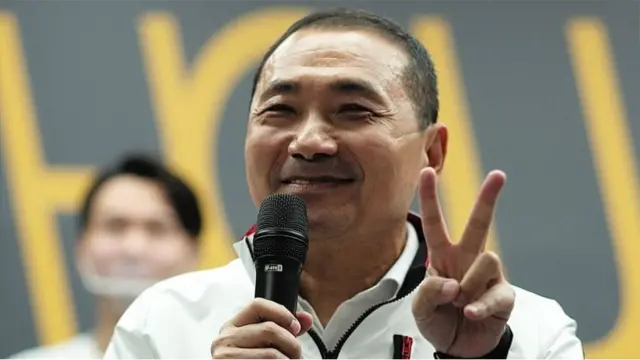 侯友宜曾在民进党前总统陈水扁任职时被提拔在中央负责警政，后来他被朱立伦提携担任新北市副市长。
