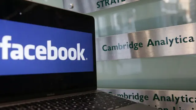 Logo de Facebook y cartel de Cambridge Analytica