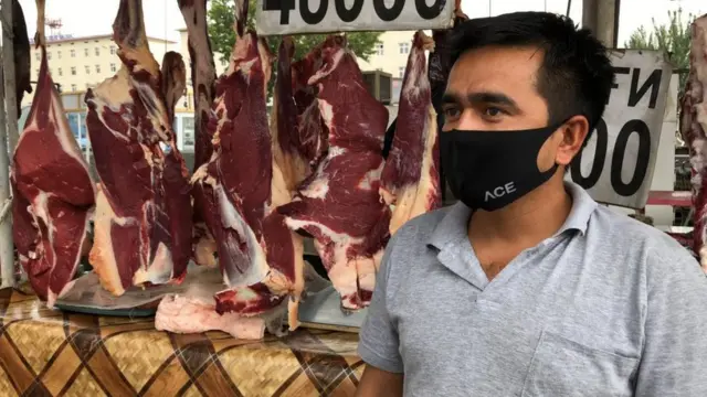 "Савдо аввалгидек зўр эмас. Ўртача. Мақтагуликка арзийдиган эмасда энди. Лекин бўляпти, худога шукур. Орттириб бўлмаяптику, лекин эл-халққа хизматимиз сингяпти", дейди ёши ўттиз бешларда бўлган қассоб.