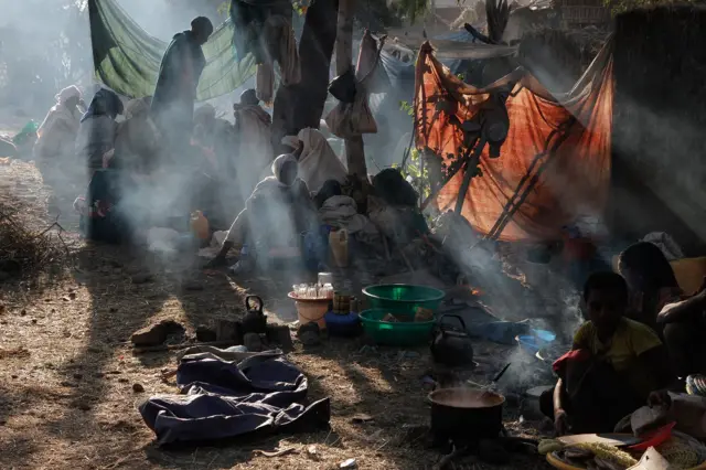 U kampu se priprema hrana. Obroci se u tom periodu svode na po jedno posno jelo dnevno.