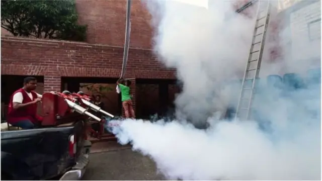 এডিস মশা নিয়ন্ত্রণ করাসহ প্রতিরোধমূলক বিভিন্ন ব্যবস্থা নেয়ার ক্ষেত্রে মানুষের সচেতনতা বৃদ্ধি পাওয়ায় প্রকোপটা কমিয়ে আনা সম্ভব হয়েছে বলে বলছেন বিশেষজ্ঞরা