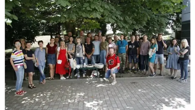 Журналісти зібралися біля лікарні, щоб підтримати колегу