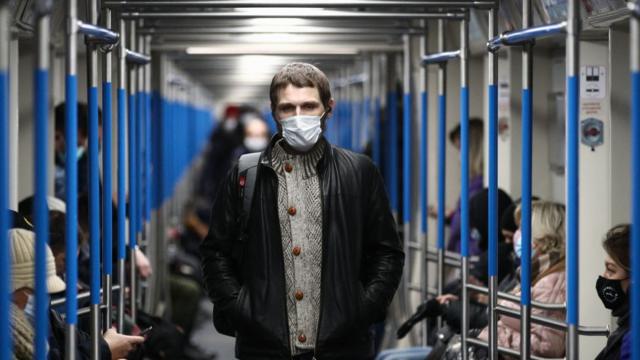 Hombre con mascarilla dentro de un vagón del metro de Moscú.