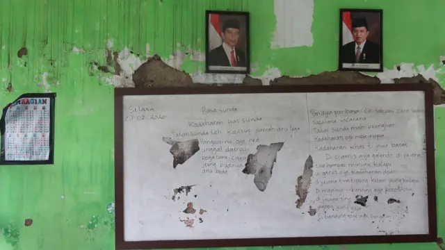 Foto Wakil Presiden Indonesia ke-12 masih terpajang, seharusnya Wakil Presiden saat ini adalah Ma'aruf Amin.