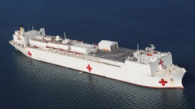 Byitezwe ko ubu bwato bwa 'USNS Comfort' bwoherezwa ku mwaro wa New York Harbor