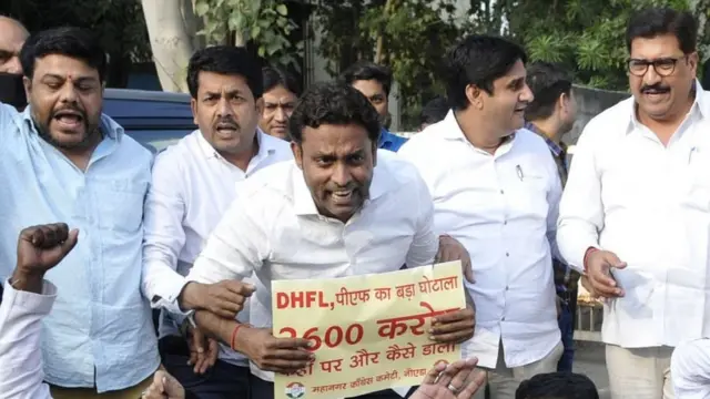 बिजली विभाग के कर्मचारियों के पीएफ़ के रुपये निजी कंपनी में निवेश करने के विरोध में प्रदर्शन करते कांग्रेस पार्टी के कार्यकर्ता