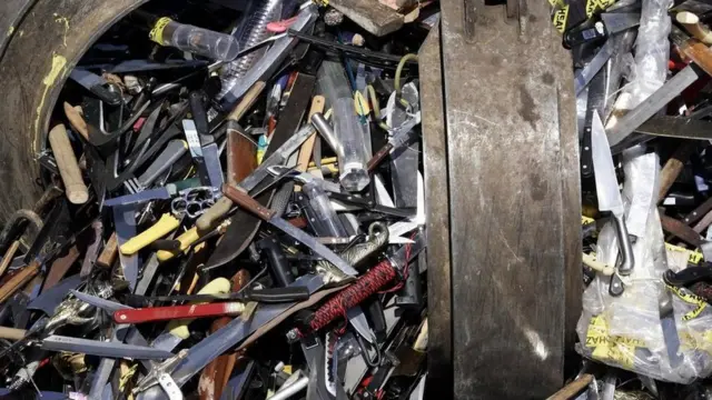 Арсенал ножей, изъятый полицией