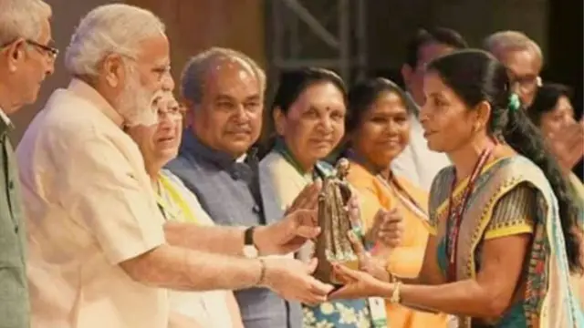રમીલાબહેનનું સન્માન કરતા નરેન્દ્ર મોદી