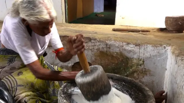 ஆட்டுக் கல்லில் மாவறைக்கும் கமலாத்தாள் பாட்டி