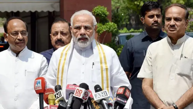 વડા પ્રધાન નરેન્દ્ર મોદી સંસદીય બાબતોના પ્રધાન અનંત કુમાર અને અન્ય પ્રધાનો સાથે