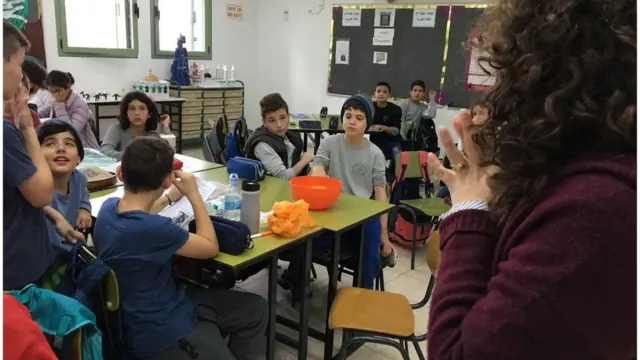 'શાંતિનું મૃગજળ' ખાતે આવેલી શાળામાં અભ્યાસ કરી રહેલા બાળકોની એક લાક્ષણિક તસ્વીર