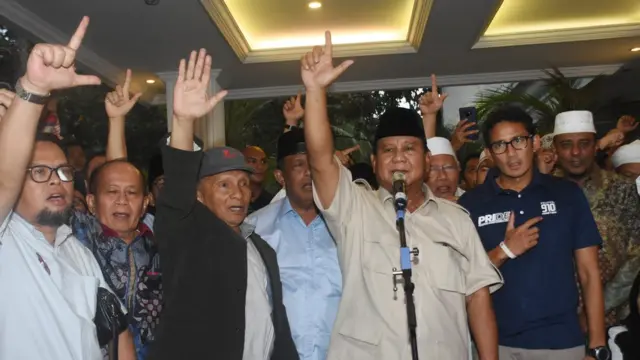 Prabowo Subianto didampingi Sandiaga Uno kembali mendeklarasikan kemenangan pada Kamis (18/04).