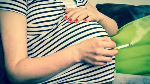 Mujer embarazada fumando