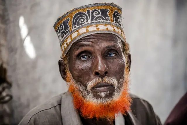 عمر البالغ من العمر 74 عاما كان من بين الأشخاص الذين لجؤوا إلى أحد مخيمات الأمم المتحدة بعد أن فقد منزله في وسط الصومال بسبب الفيضانات التي أضرت بآلاف الأشخاص في شرقي إفريقيا.