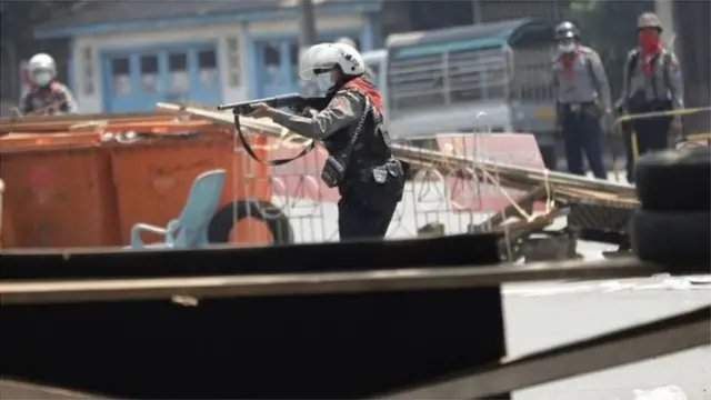 కాల్పులు జరుపుతున్న మయన్మార్ పోలీసు