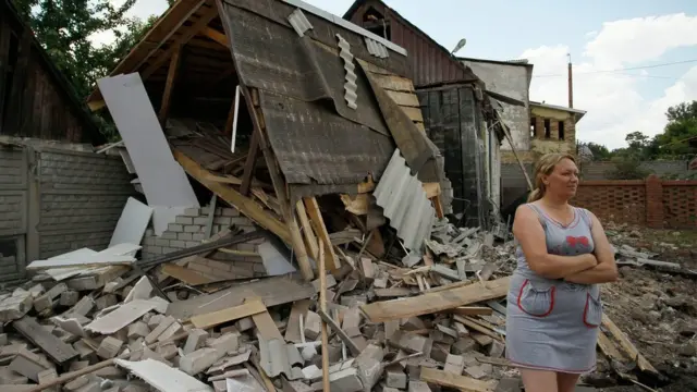 Жительница Горловки у разрушенного дома