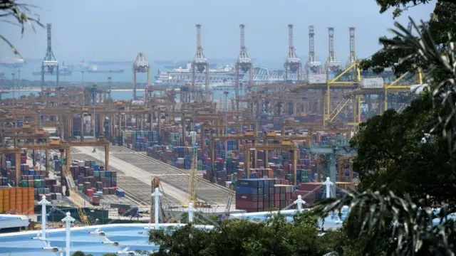 Contenedores de mercancías en el puerto de Singapur.