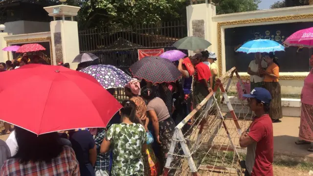 အင်းစိန်အကျဉ်းထောင်ရှေ့ စောင့်ဆိုင်းနေကြသူများ