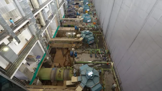 कालेश्वरममध्ये पाण्याचा उपसा करणारे शक्तीशाली पंप बसवण्यात आले आहेत. हे पंप एका भूमिगत पंप स्टेशनमध्ये ठेवण्यात आले आहेत.