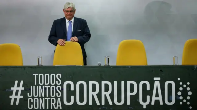 Rodrigo Janotonabet cream 10g pricepalco com a inscrição: #todos juntos contra a corrupção