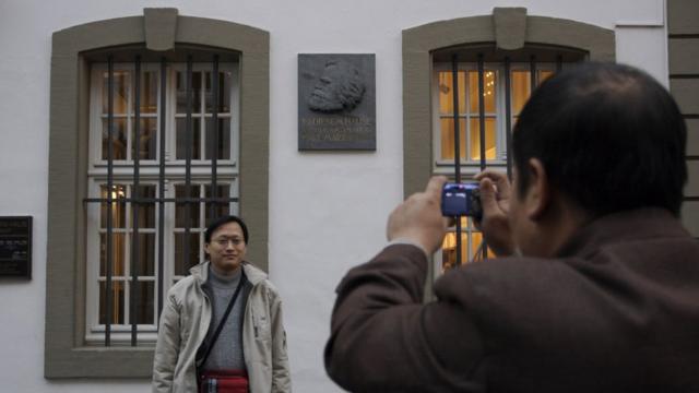 Turistas chinos afuera de la casa donde nació Marx.