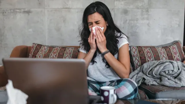 Photo générique d'une femme malade à la maison