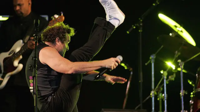 Aussi surnommé le « Zoulou blanc », Johnny Clegg a eu un énorme succès avec ses chansons anti-apartheid et demandant la libération de Nelson Mandela.