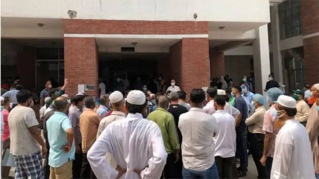 ঢাকার শেখ রাসেল গ্যাস্ট্রোলিভার হাসপাতালে করোনাভাইরাসের টিকার দ্বিতীয় ডোজ নেয়ার ভিড়--ফাইল ফটো।