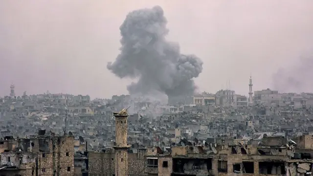 Una columna de humo se alza sobre la zona de Alepo controlada por los rebeldes sirios.