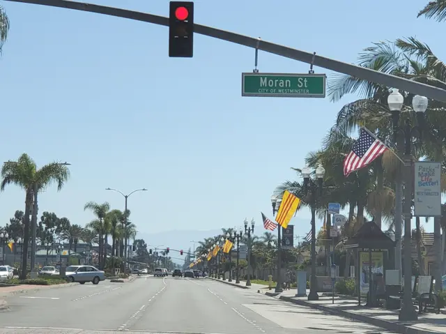 Cờ vàng VNCH được treo dọc theo các con đường quanh Little Saigon ở miền Nam California từ Thứ Sáu, 24/4 cho đến hết ngày 8/5 năm 2020
