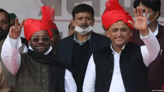 अखिलेश यादव के साथ स्वामी प्रसाद मौर्य