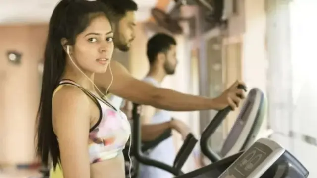 व्यायाम करणारे स्त्री-पुरुष