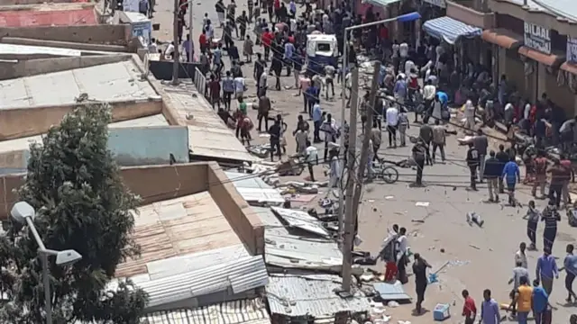 Dhalinyarada oo wadooyinka socod ku maraya