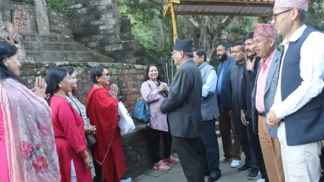 गोरखामा मतदातासँग कुरा गर्दै माओवादी अध्यक्ष पुष्पकमल दाहाल