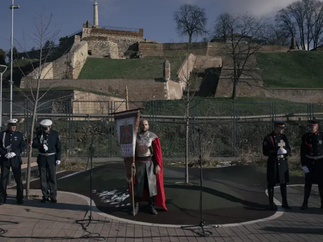 Članovi Kraljevskog reda vitezova su obnovili tradiciju plivanja za Bogojavljenski krst 1999. godine.