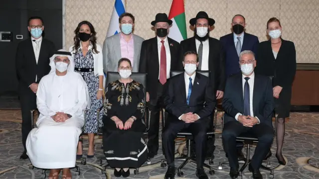 هيرتسوغ وزوجته يلتقيان بالجالية اليهودية في الإمارات