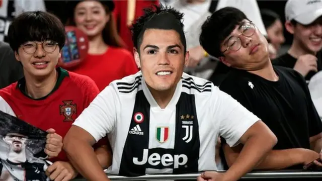 Shabiki aliyevalia kama Ronaldo katikati ya mashabiki wenzake