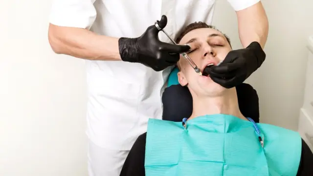 Стоматологи могут использовать разные препараты или вводить анестетик в другую часть ткани, но это не всегда дает желаемый результат