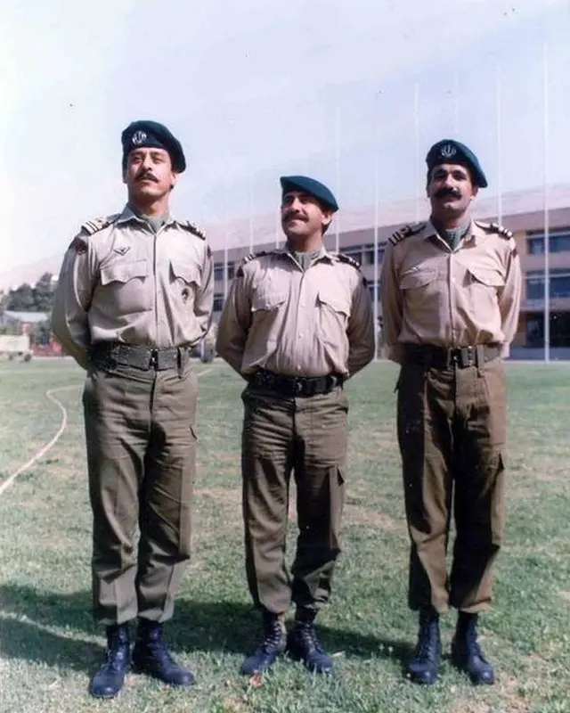 حبیب‌الله سیاری (چپ) در ابتدای جنگ ایران و عراق تکاور دریایی بود