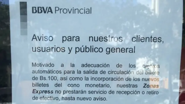 Cartel en un banco